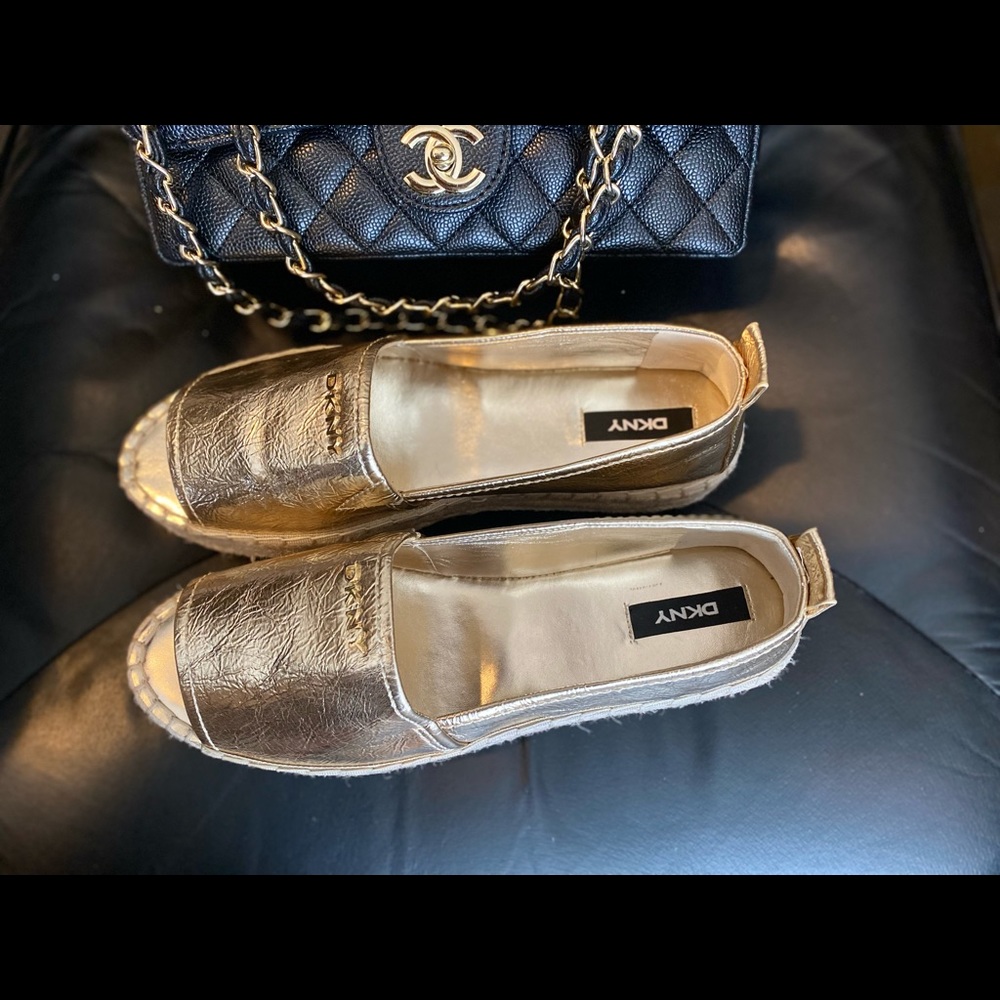 Stop traffic in a DKNY golden leather, peep toes espadrilles 😌 - Picture 9 of 12